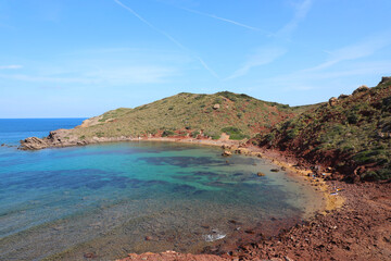 Cala Rotja (Menorca). Pequeña playa virgen de aguas turquesa y cristalinas junto a la playa de...