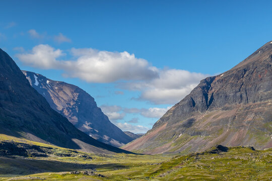 hiking the kungsleden in swedish lapland, beautiful mountain scenery