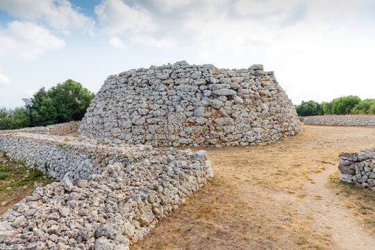 Talayot de poblado talay&oacute;tico de Trepuc&oacute;, en la isla de Menorca Islas Baleares, Espa&ntilde;a). Uno de los yacimientos prehist&oacute;ricos m&aacute;s representativos de la isla.