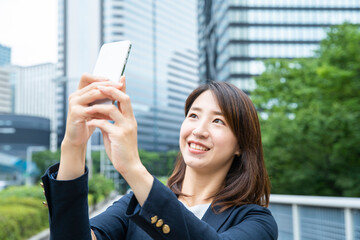 Fototapeta premium スマートフォンを操作する女性