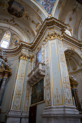 Naklejka premium Basilique Santa Maria Maggiore interior gold marble column angle Bergame Italie