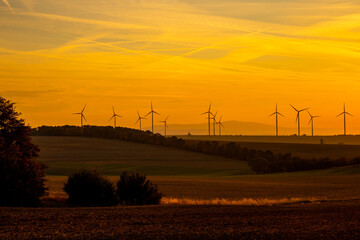 Windkraftanlage gegen Sonnenuntergang im Harz