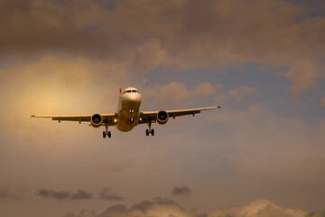 Fototapeta na wymiar avion vol aerien aviation aeroport survol ciel 