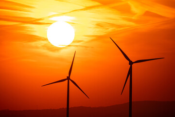 Obraz premium Windkraftanlage gegen Sonnenuntergang im Harz