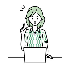 デスクで座ってPCを開いて何かひらめいたポロシャツの女性