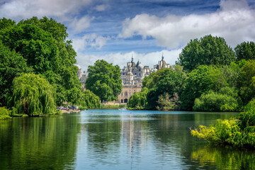 Fototapeta na wymiar Saint James park near Buckingham palace in London, UK