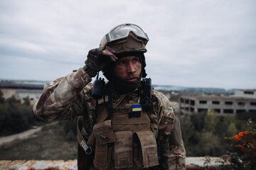 Obraz premium Portrait of a Ukrainian soldier in his combat position. War between Ukraine and Russia.