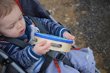 b&eacute;b&eacute; qui fait de la musique : &eacute;veil musical 