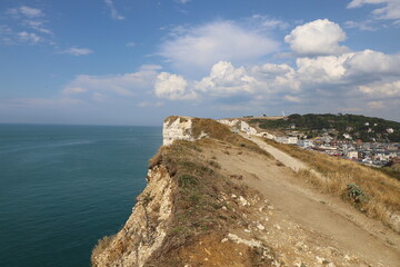 Les falaises d'Etretat, falaises de craie, falaises de calcaire travaillées par l'érosion, le long de la mer Manche, village d'Etretat, département de la Seine Maritime, France