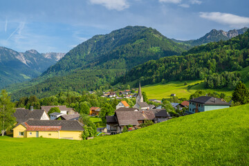 Fototapeta na wymiar Dorf Gurtis im Walgau, Vorarlberg, Österreich, blick auf den Rätikon 