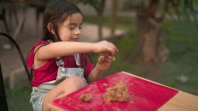 Ni&ntilde;a Juega con Greda