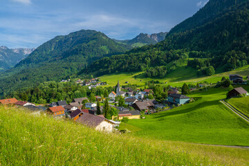 Fototapeta na wymiar Dorf Gurtis in Nenzing in Walgau in Vorarlberg, Öserreich. Blich auf den Rätikon