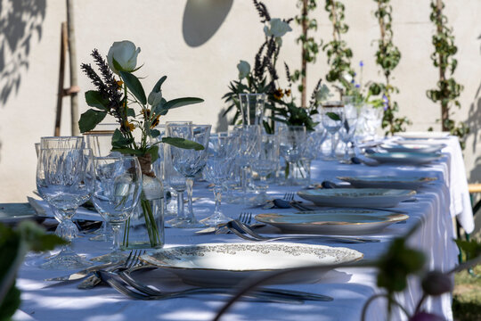 art de la table, table champ&ecirc;tre dress&eacute;e pour un mariage