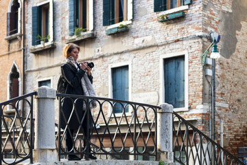 Obraz na płótnie Canvas Taking photographs in Venice