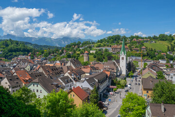 Fototapeta na wymiar Mittelalterliche Stadt Feldkirch in Vorarlberg, Österreich. Blick von der Schattenburg, Nord