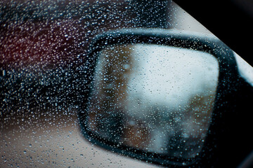 retrovisor de auto con gotas re lluvia en el parabrisas