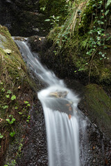 Wildromantischer Altersbacher Wasserfall mitten im Wald gelegen