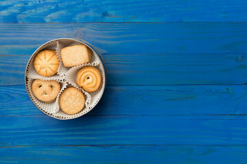 Obraz na płótnie Canvas Tasty cookies in tin on wooden background, top view
