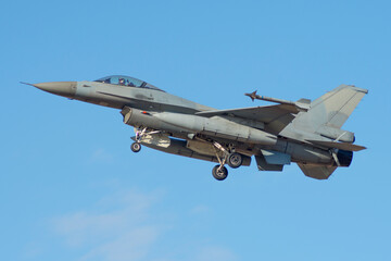 Fototapeta na wymiar Avión de combate aterrizando, reactor militar F-16