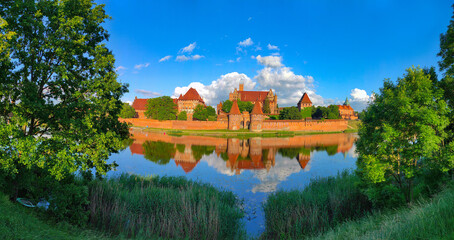 Obraz premium panoramic view of Malbork castle (Marienburg) from across the Nogat river , UNESCO World Heritage. Malbork, Pomerania, Poland
