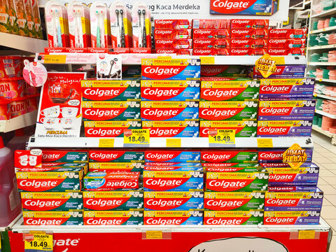 JOHOR, MALAYSIA -AUGUST, 2022: Selected focus on tubes of toothpaste in commercial packaging and displayed for sale. Sorted by brand and type. This makes it easy for buyers to choose from.
