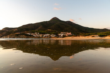 Spiegelung vom Portixeddu am Sandstrand Spiaggia di Portixeddu auf Sardinien Italien im Mittelmeer im Wasser