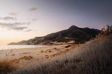 Blick auf Portixeddu am Sandstrand Spiaggia di Portixeddu auf Sardinien Italien im Mittelmeer bei Sonnenuntergang