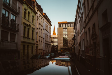 Blick auf Kirche zwischen Häusern bei Sonnenuntergang in Bonn eine Großstadt in...