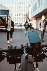 POV eines Radfahrers in der Innenstadt mit Handyhalterung am Fahrrad in Bonn eine Großstadt in...