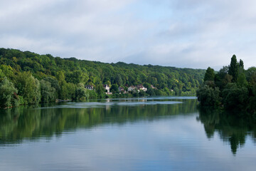 Fototapeta na wymiar Samois village and Seine river bank in Île De France region