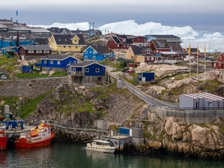 Fototapeten Ilulissat, formerly Jakobshavn or Jacobshaven, in western Greenland north of the Artic Circle. © Luis