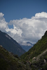 Fototapeta premium The mountains of Northwest Yunnan at the Tiger Leaping Gorge (虎跳峡) between Lijiang and Shangri-la