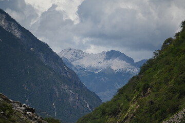 Fototapeta na wymiar The mountains of Northwest Yunnan at the Tiger Leaping Gorge (虎跳峡) between Lijiang and Shangri-la