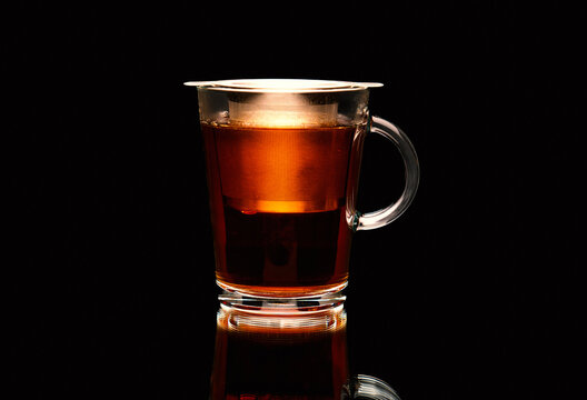 Schwarztee im Glas mit Teefilter