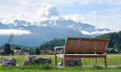 gemütliche Gartenbank mit Aussicht