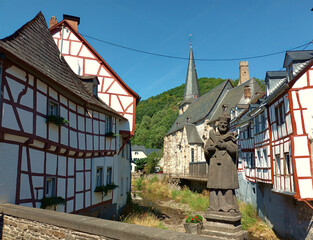 Alte Fachwerkhäuser und der Elzbach in Monreal im Landkreis Mayen-Koblenz in der Eifel,...
