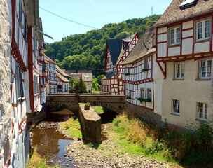 Alte Fachwerkhäuser und der Fluss Elz in Monreal im Landkreis Mayen-Koblenz in der Eifel,...