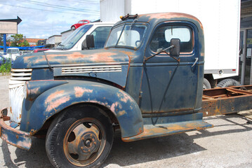 rusty blue old pick up truck in car lot - obrazy, fototapety, plakaty