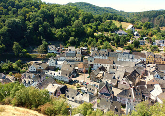 Blick von der L&ouml;wenburg auf Monreal im Landkreis Mayen-Koblenz in der Eifel, Rheinland-Pfalz.