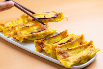 Pan grilled curry meat dumpling