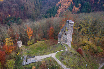 Burgruine Waldenburg das &auml;lteste profane Kulturdenkmal mit der umliegenden Landschaft aus der Vogelperspektive