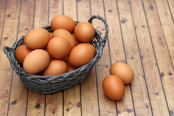 Eier im Korb auf hölzernem Hintergrund