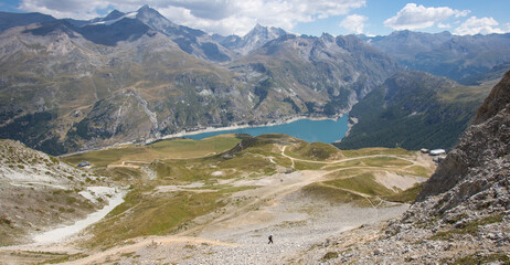 Le barrage du Chevril, également appelé barrage de Tignes vu depuis l'Aiguille percée dans les parc de la Vanoise en savoie en été