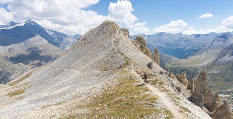 randonneur au dessus de Tignes autour de l'Aiguille percée dans le massif de la Vanoise en Haute...
