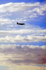 Fototapeta na wymiar Flugzeug Silhouette vor Wolken