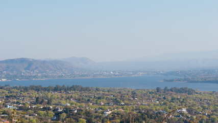 el Lago San Roque, ubicado en la provincia de Cordoba, Argentina, con las sierras de fondo