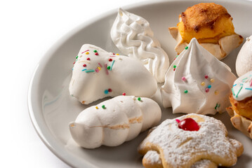 Piatto di pasticcini tradizionali della Sardegna, isolato su fondo bianco, cibo italiano 