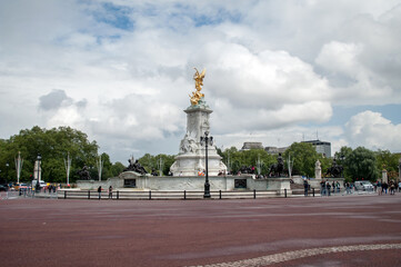 A monument with a golden statue in front of Buckingham Palace in London on Mall Street.