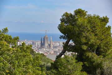 Fototapeta na wymiar Barcelona mit Sagrada Familia und Mittelmeer