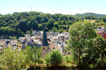 Fototapeta premium Blick auf Monreal im Landkreis Mayen-Koblenz in der Eifel, Rheinland-Pfalz vom Premium-Wanderweg Traumpfad Monrealer Ritterschlag - Deutschlands schönster Wanderweg 2011.